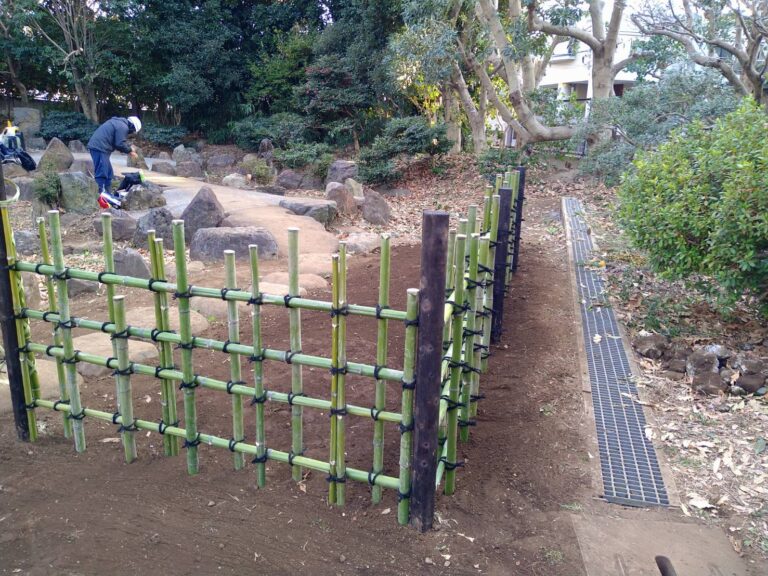 竹垣の施工（しおり戸と四つ目垣）