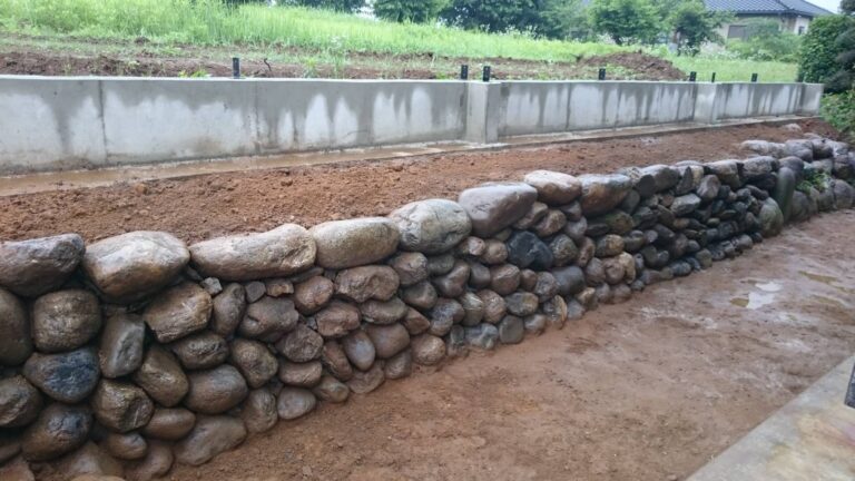 石垣の施工（河石の野面積み）